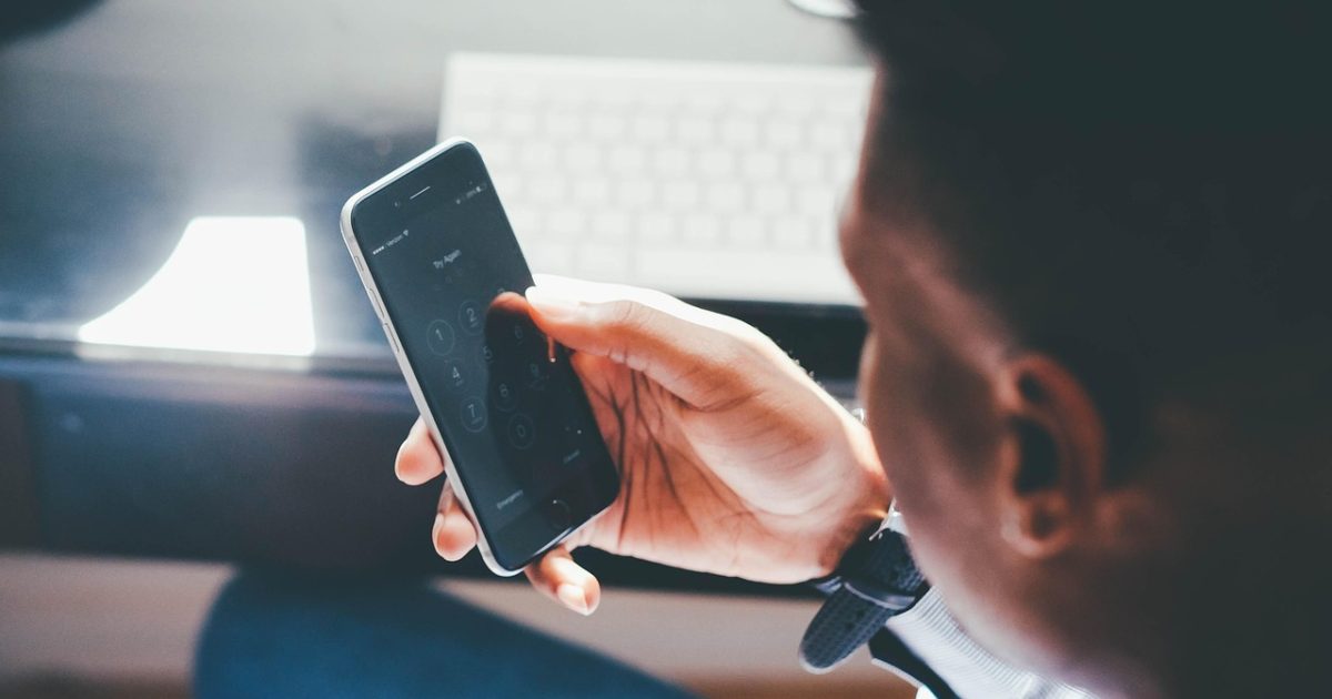 note App 主界面在手机屏幕上的整体展示，浅色背景上一列已分类的笔记卡片整齐排列